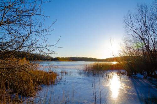 冬天湖面的日落风景图片