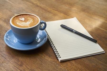 咖啡、笔、笔记本