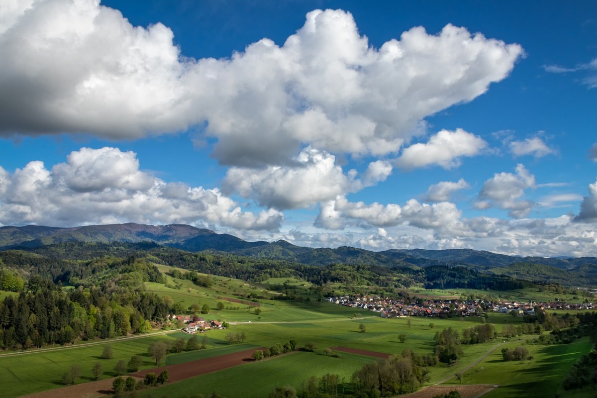 云朵下的村庄风景免费图片