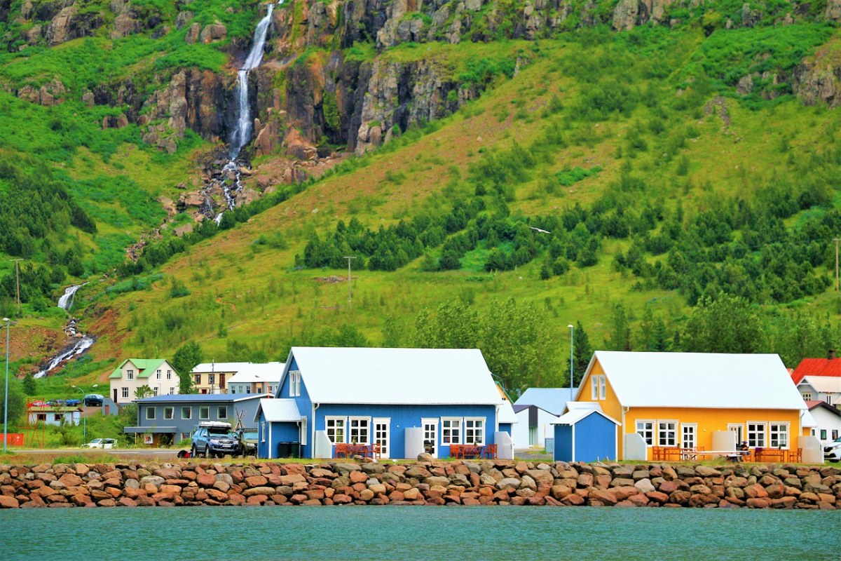 冰岛的高山流水与房屋风景免费图片