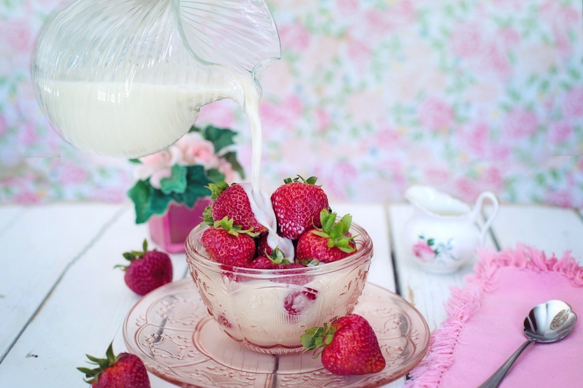 草莓、奶油、牛奶免费图片