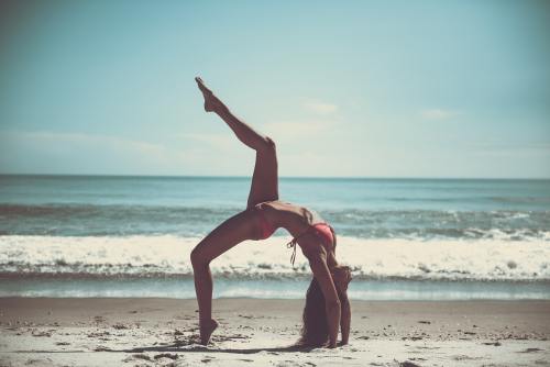 海滩、瑜伽、运动员