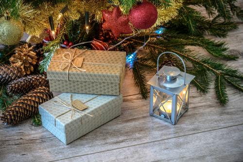 复古的礼物、圣诞树、年份