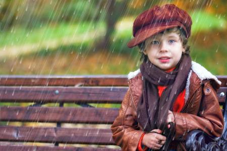 雨中的小男孩人物
