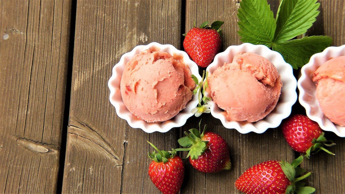 草莓冰淇淋、草莓、新鲜免费图片