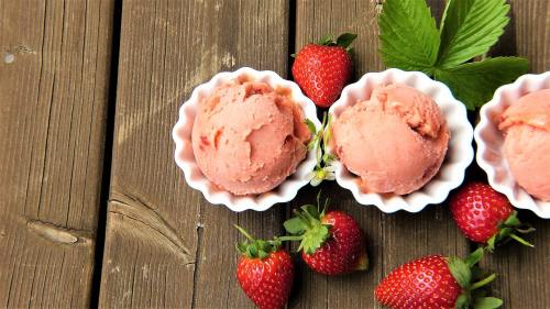 草莓冰淇淋、草莓、新鲜