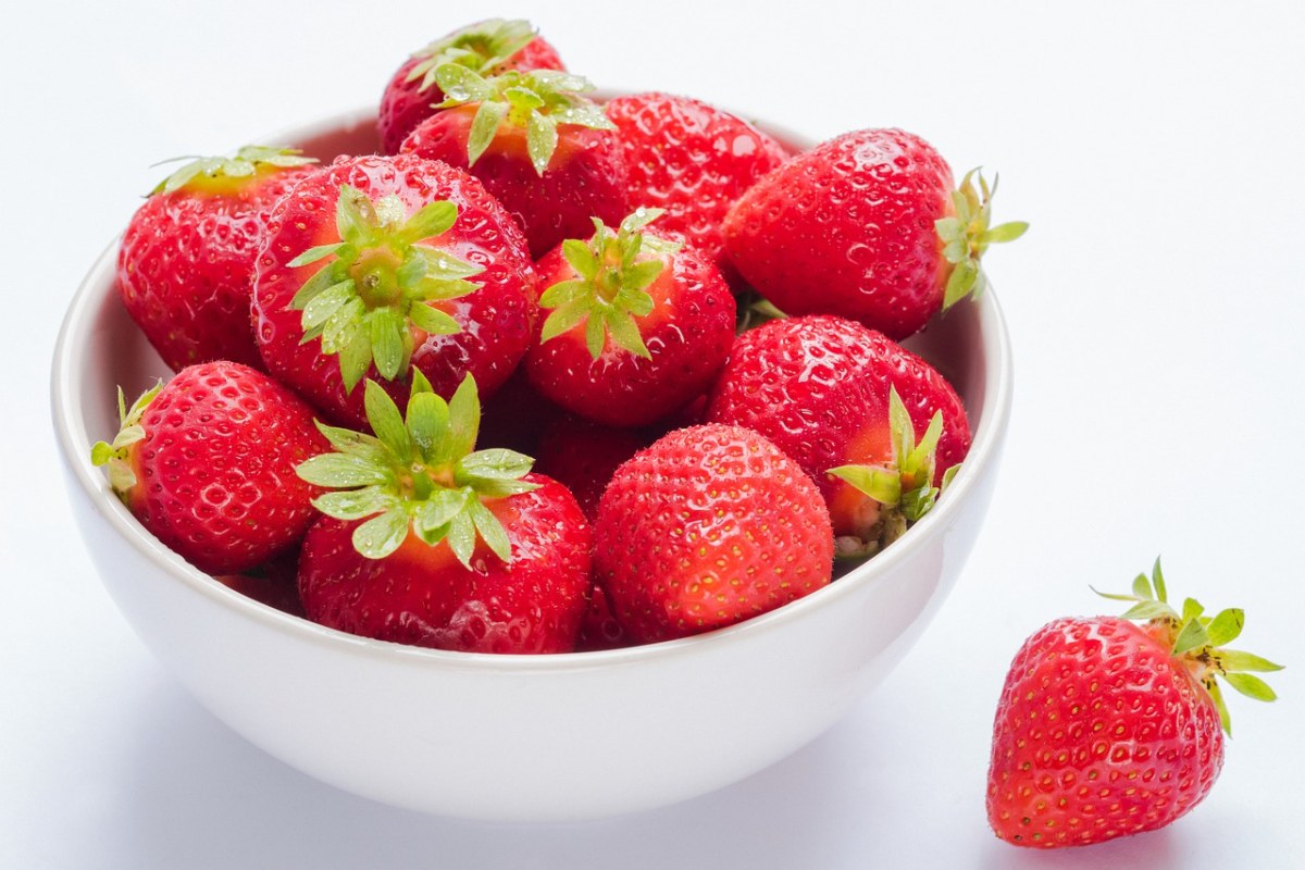 碗中的新鲜草莓免费图片