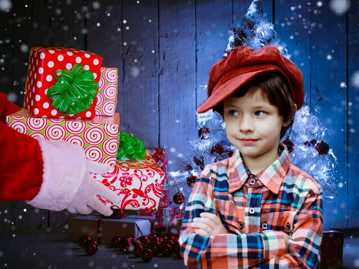 圣诞老人给小男孩送礼物免费图片