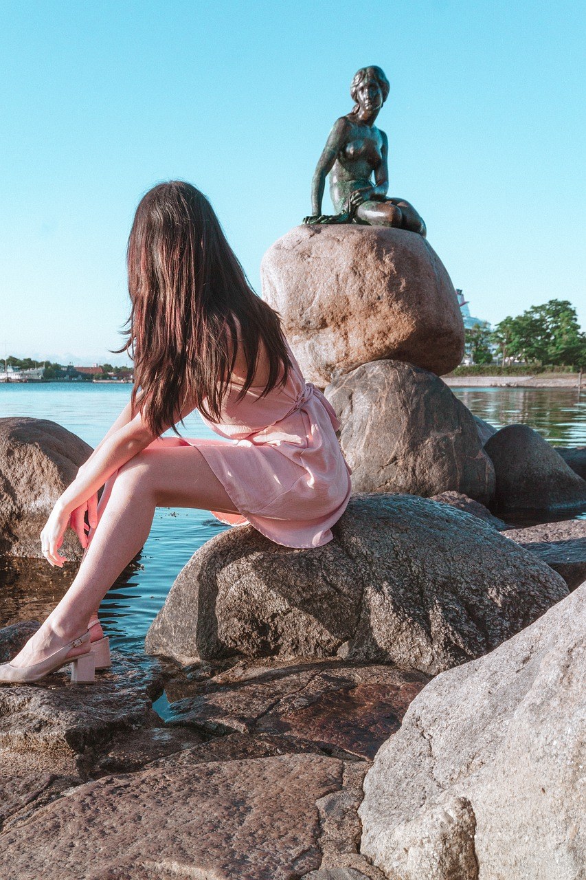 丹麦哥本哈根的美人鱼雕塑与美女人物免费图片