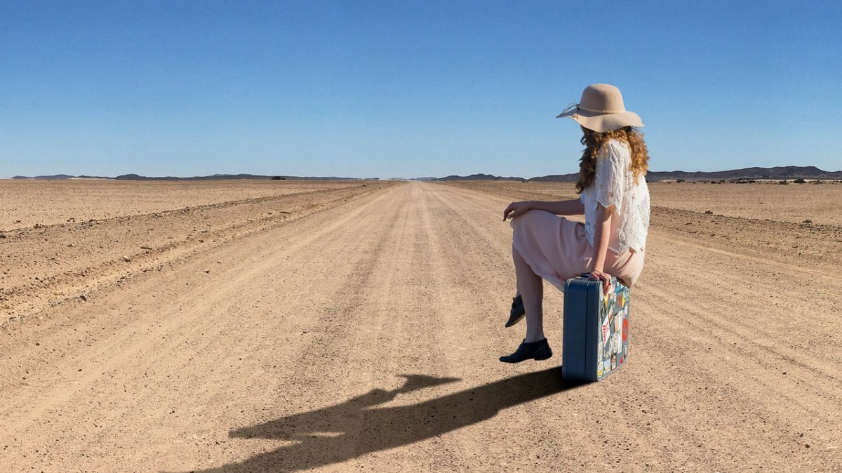 荒漠公路上的孤独女人背影免费图片