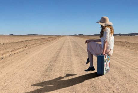 荒漠公路上的孤独女人背影