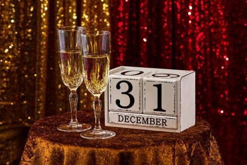 31号最后一天、即将迎来新年、庆祝、香槟