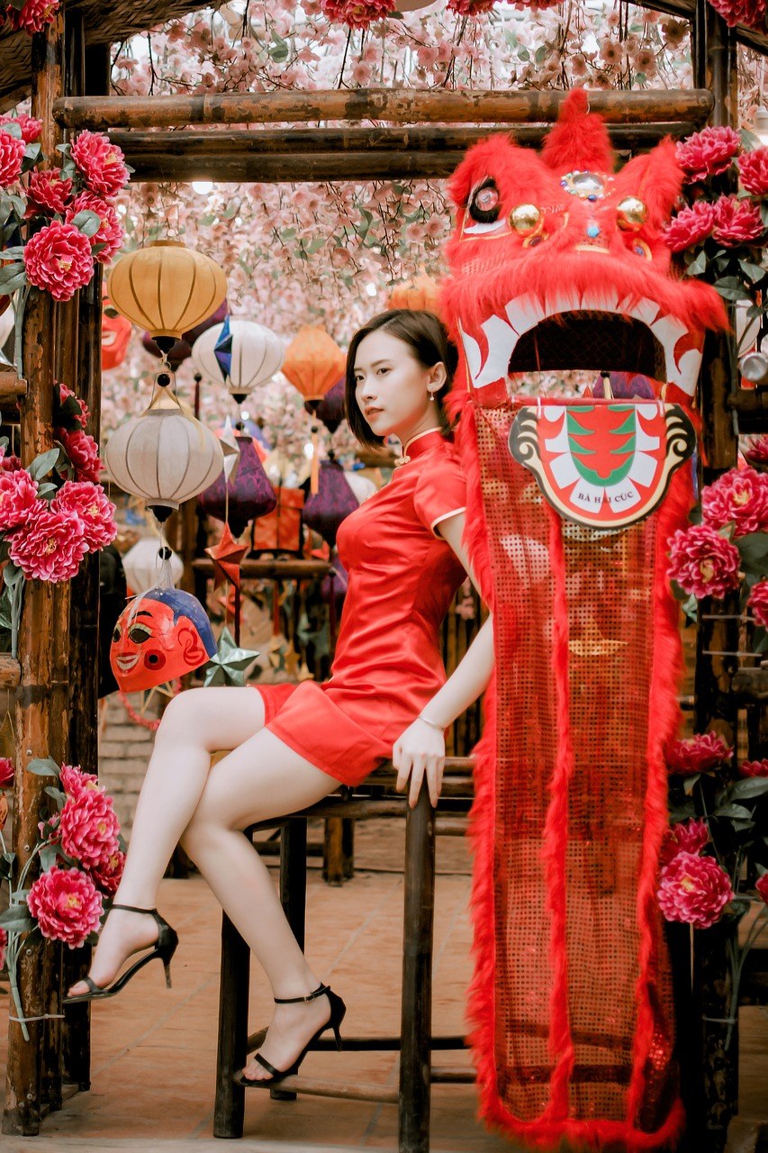 穿着传统红色旗袍的美腿美女人物免费图片