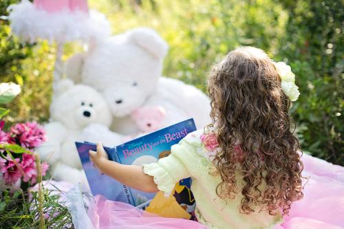 小女孩读、花园、儿童