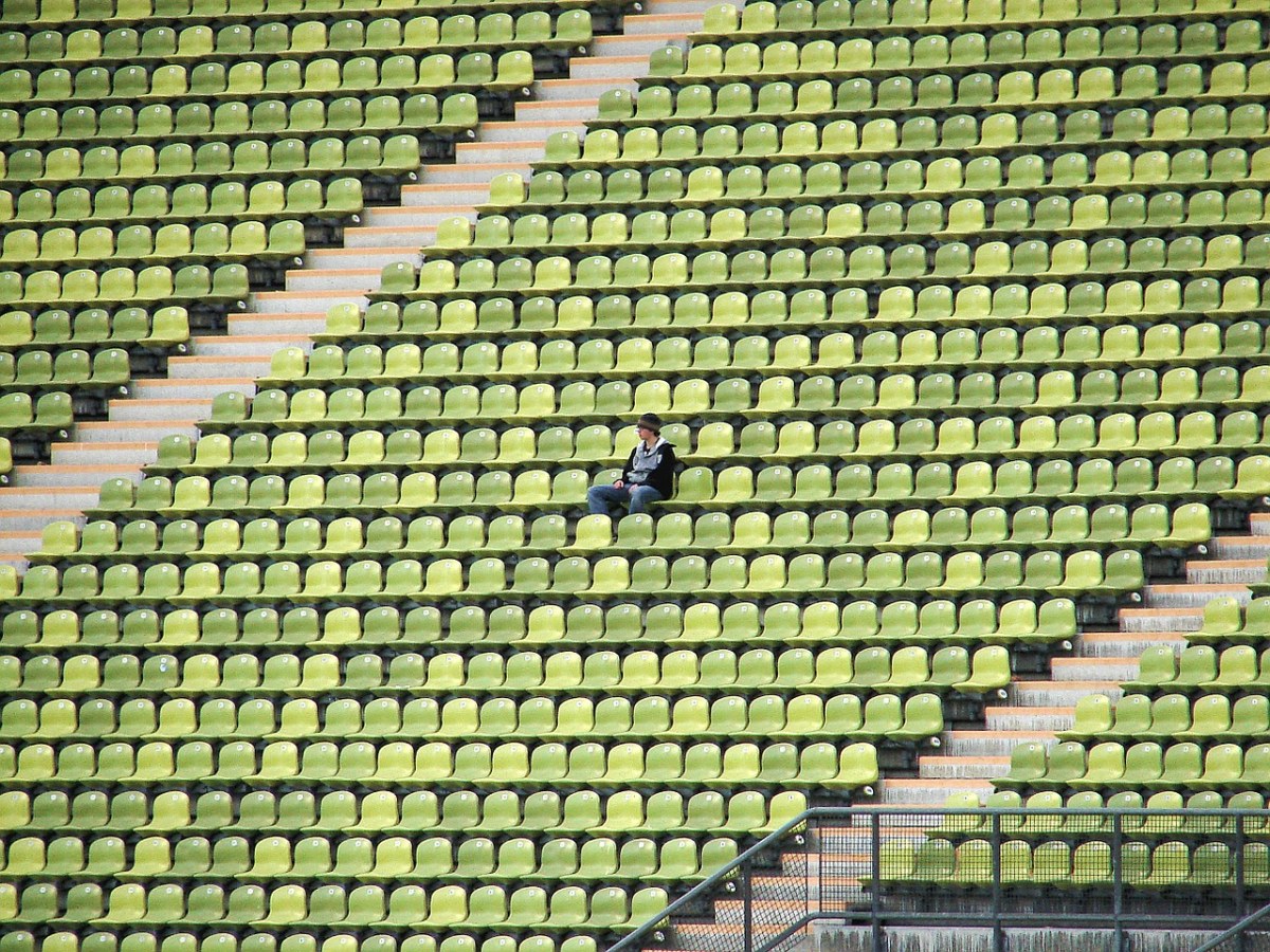 球场观众席的孤独人物免费图片
