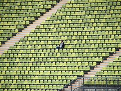 球场观众席的孤独人物