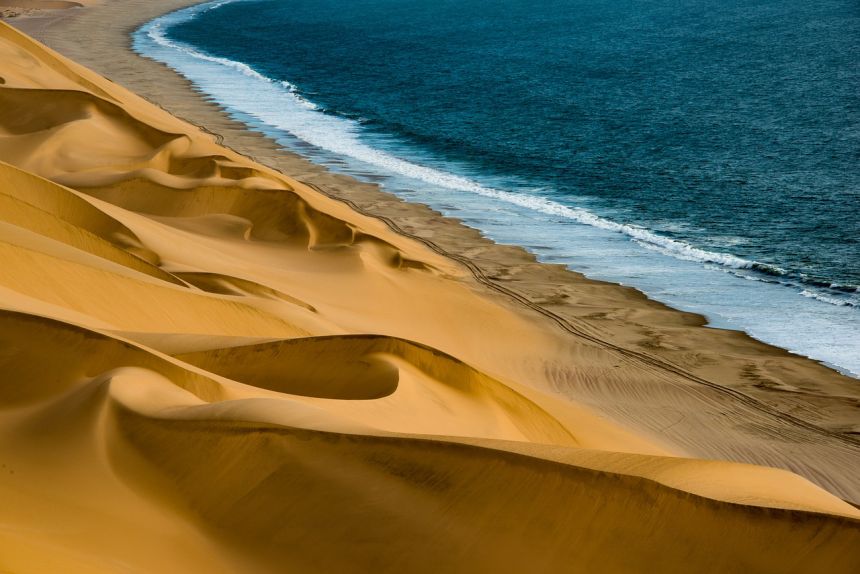 沙丘位于河漫滩图片
