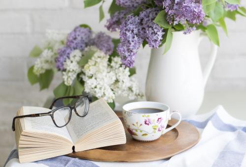 咖啡、书、鲜花