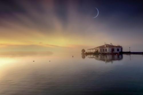 湖、房子、月亮