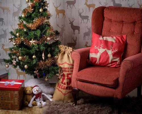 圣诞节房间里的圣诞树与圣诞礼物图片