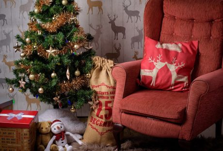 圣诞节房间里的圣诞树与圣诞礼物图片