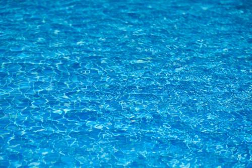 蓝色的游泳池水面