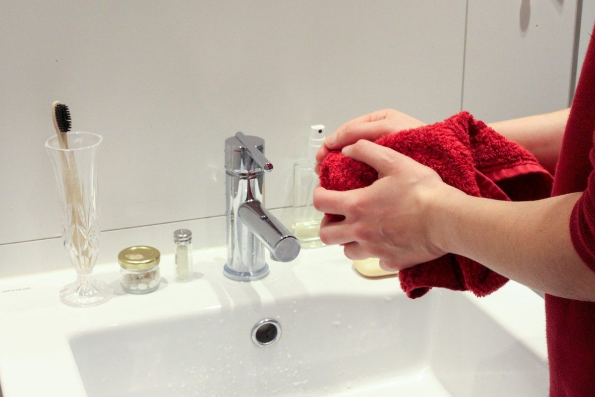 洗手后用毛巾擦手免费图片