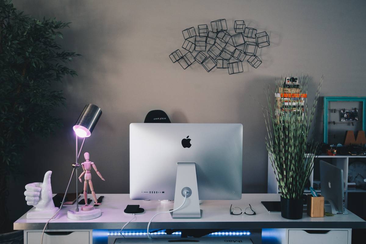 办公桌上的苹果电脑与台灯免费图片