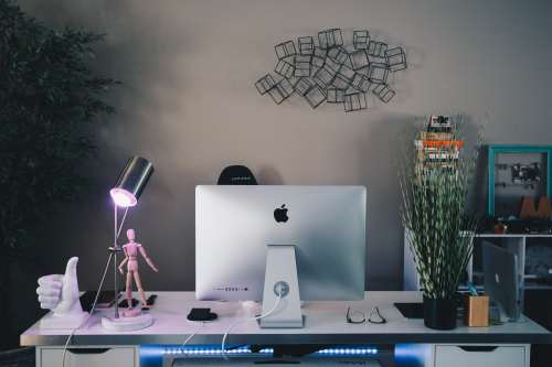 办公桌上的苹果电脑与台灯