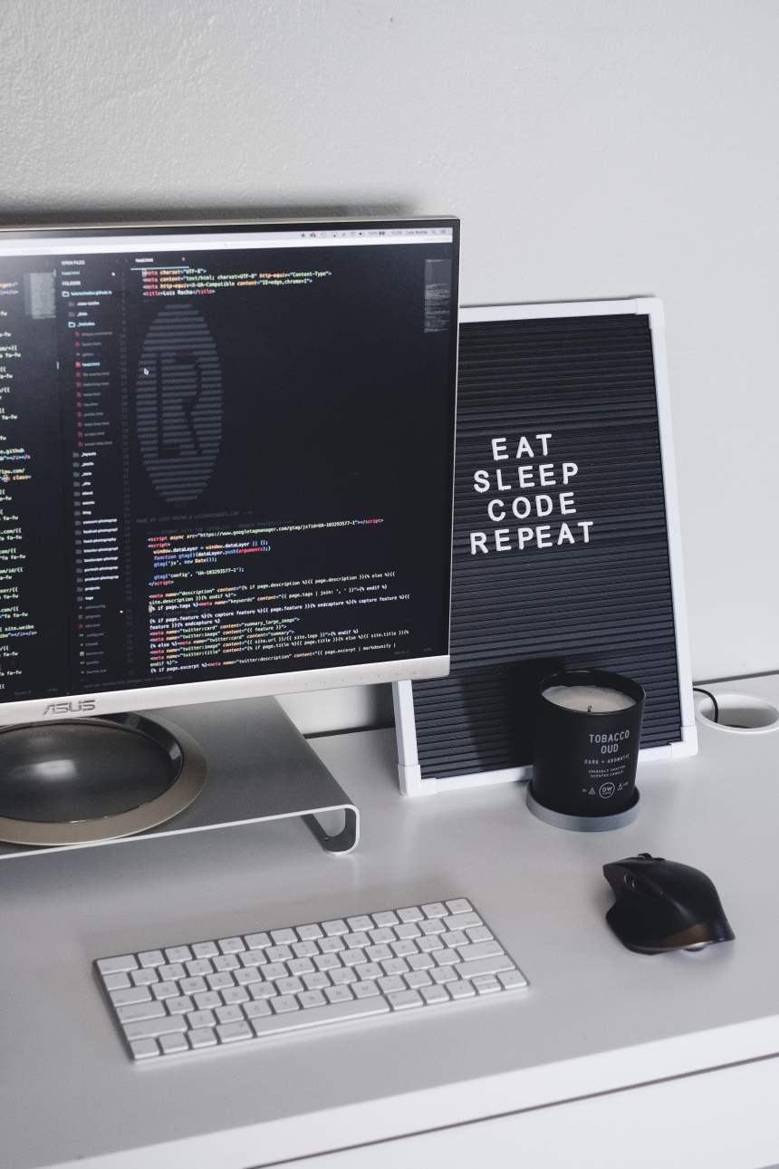 电脑显示屏上的代码图片