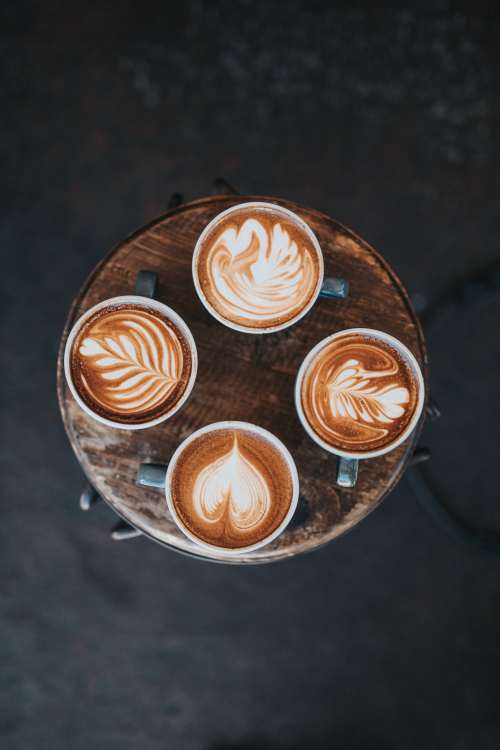四杯咖啡的图片
