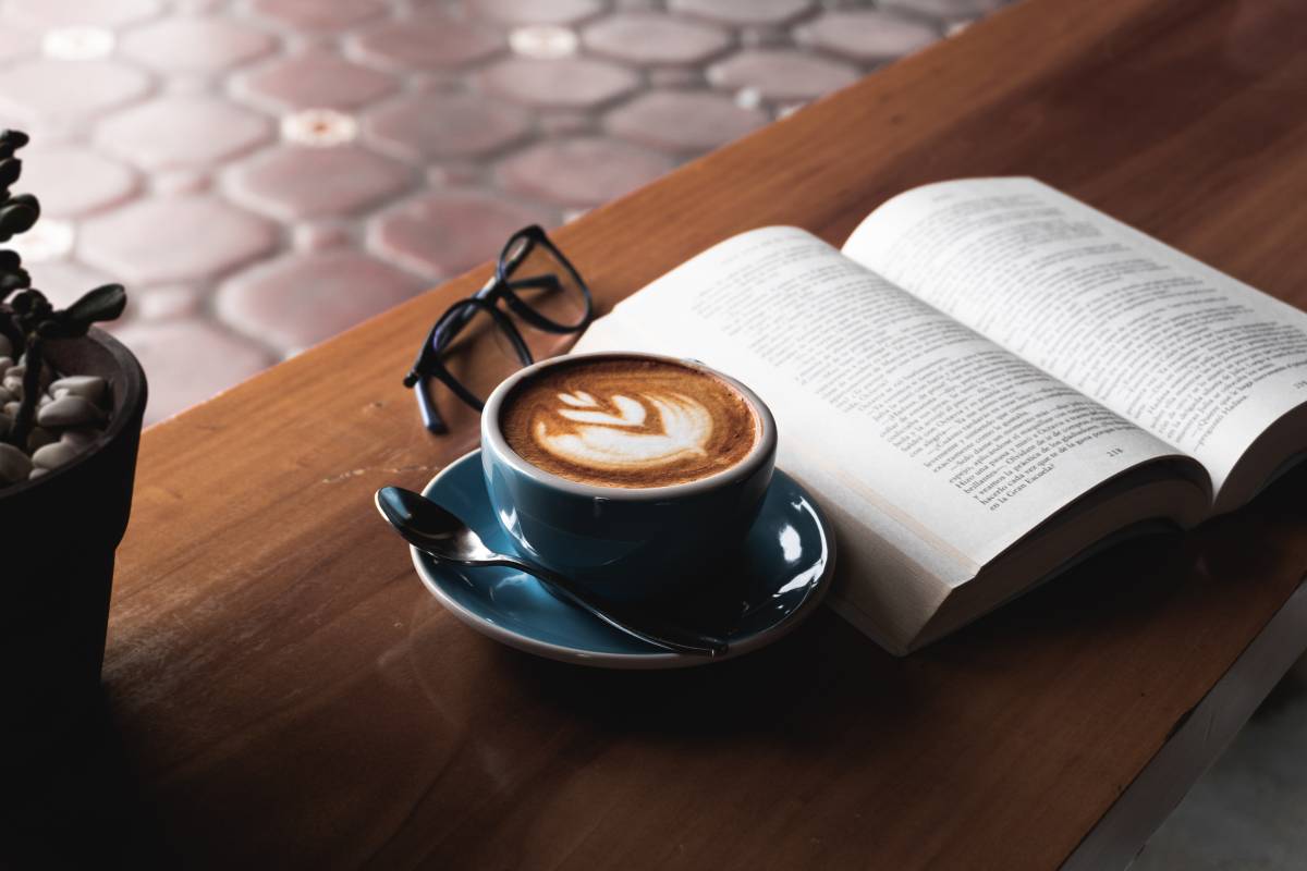 翻开的书籍与一杯咖啡悦读时光图片免费图片
