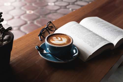 翻开的书籍与一杯咖啡悦读时光图片