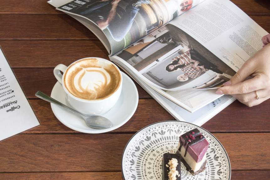 翻阅杂志与一杯咖啡及甜点图片