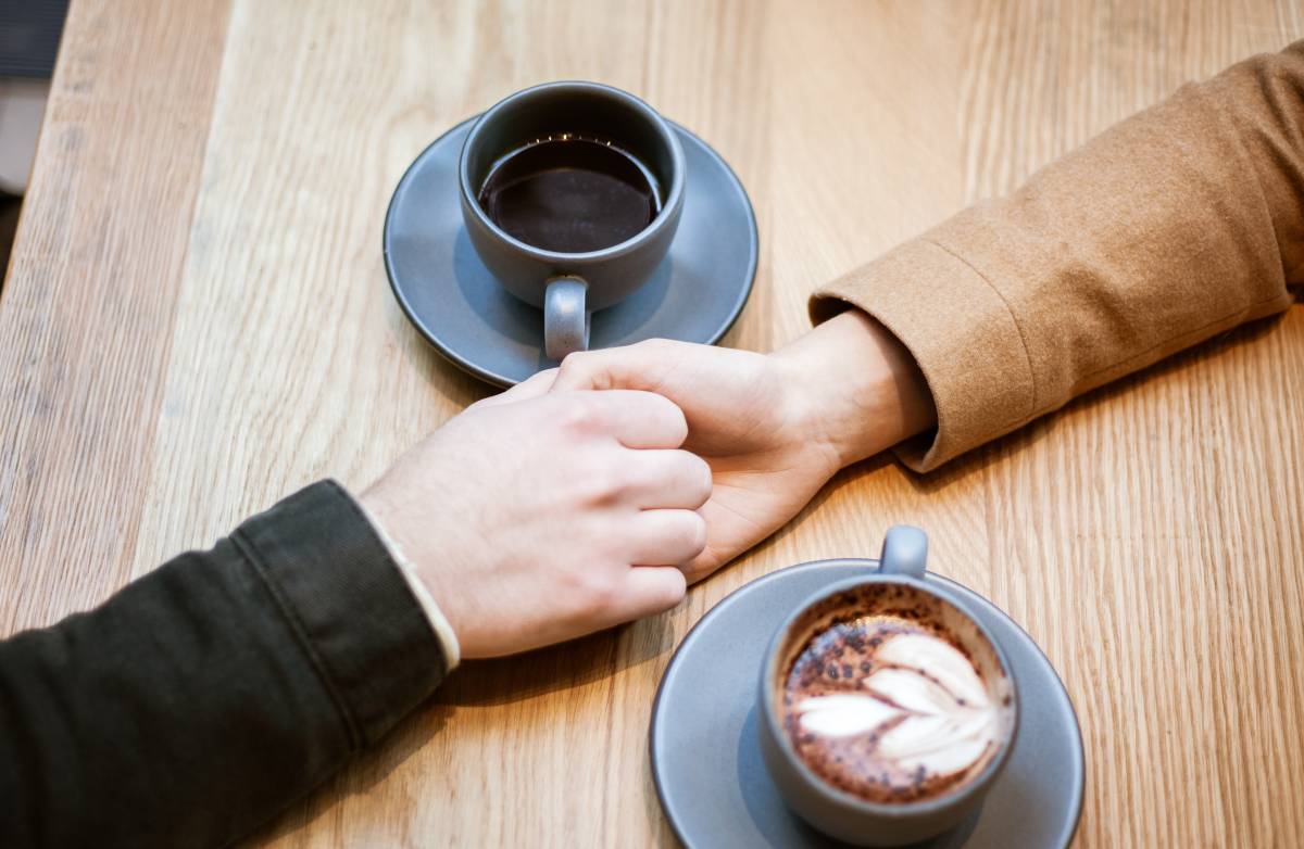 握手合作与两杯咖啡免费图片