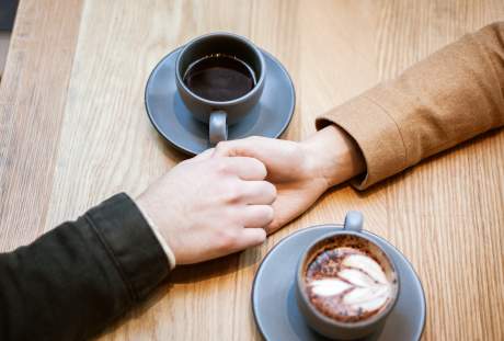 握手合作与两杯咖啡