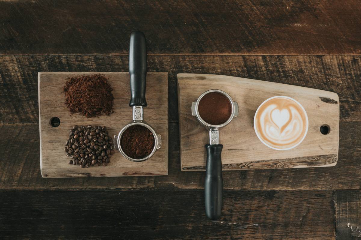木板上的咖啡与咖啡豆及粉末图片免费图片