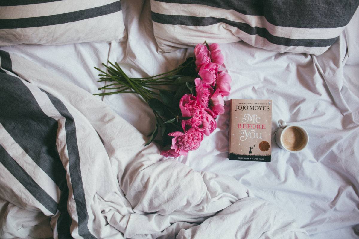 床上的花束、书籍与咖啡的静物图片免费图片