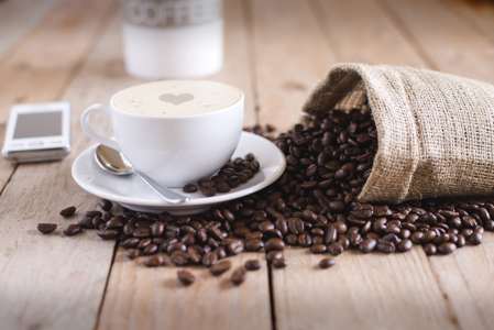 一杯咖啡与咖啡豆的咖啡文化图片