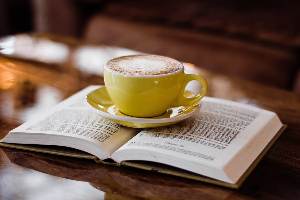 翻开的书籍上的一杯咖啡免费图片