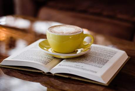 翻开的书籍上的一杯咖啡