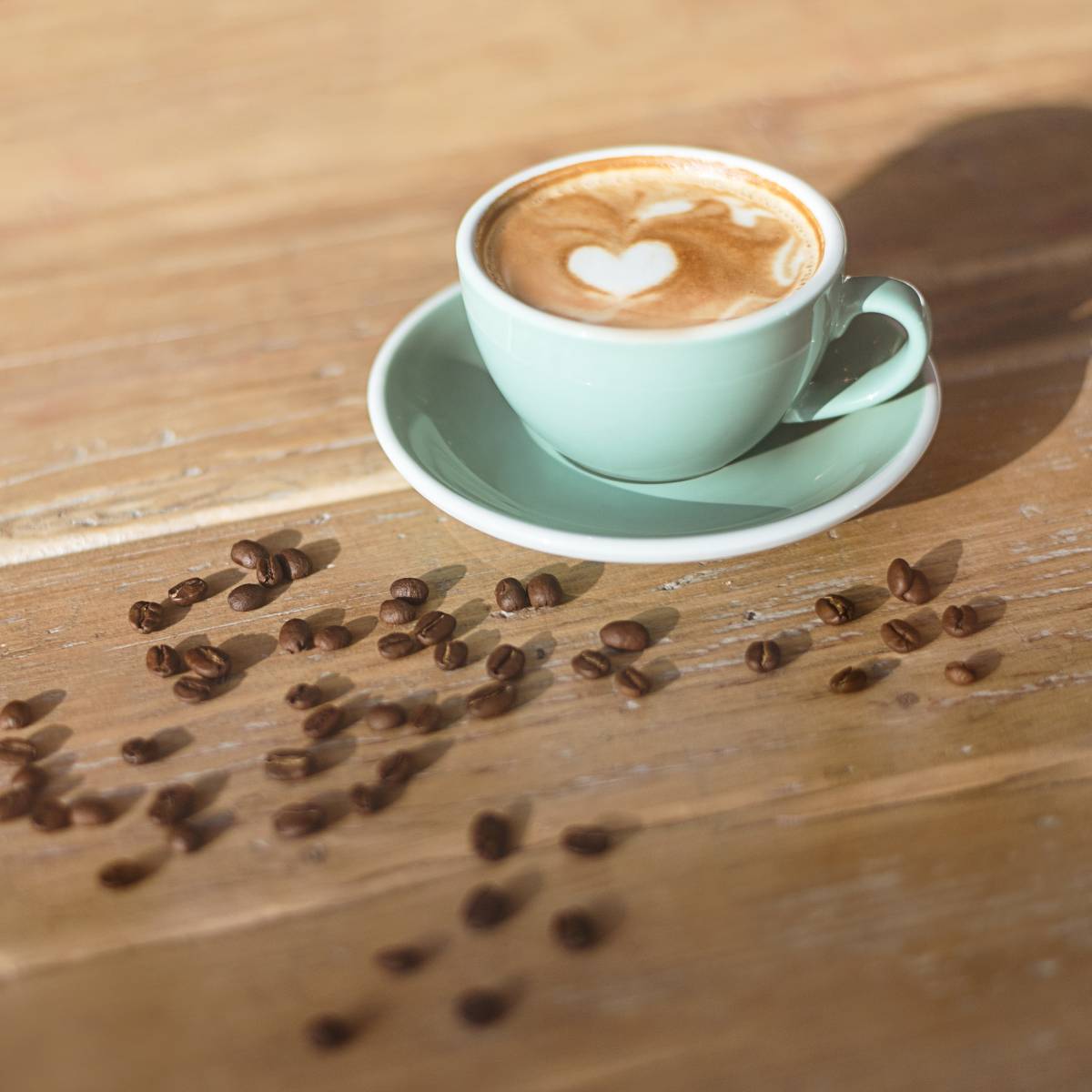 一杯咖啡与咖啡豆免费图片