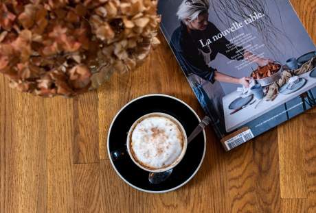 桌面上的一杯咖啡与杂志