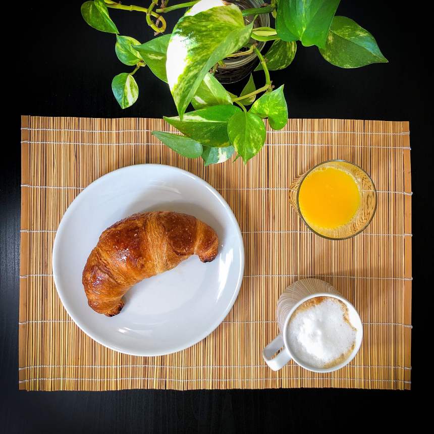 一杯咖啡与橙汁和牛角面包早餐图片