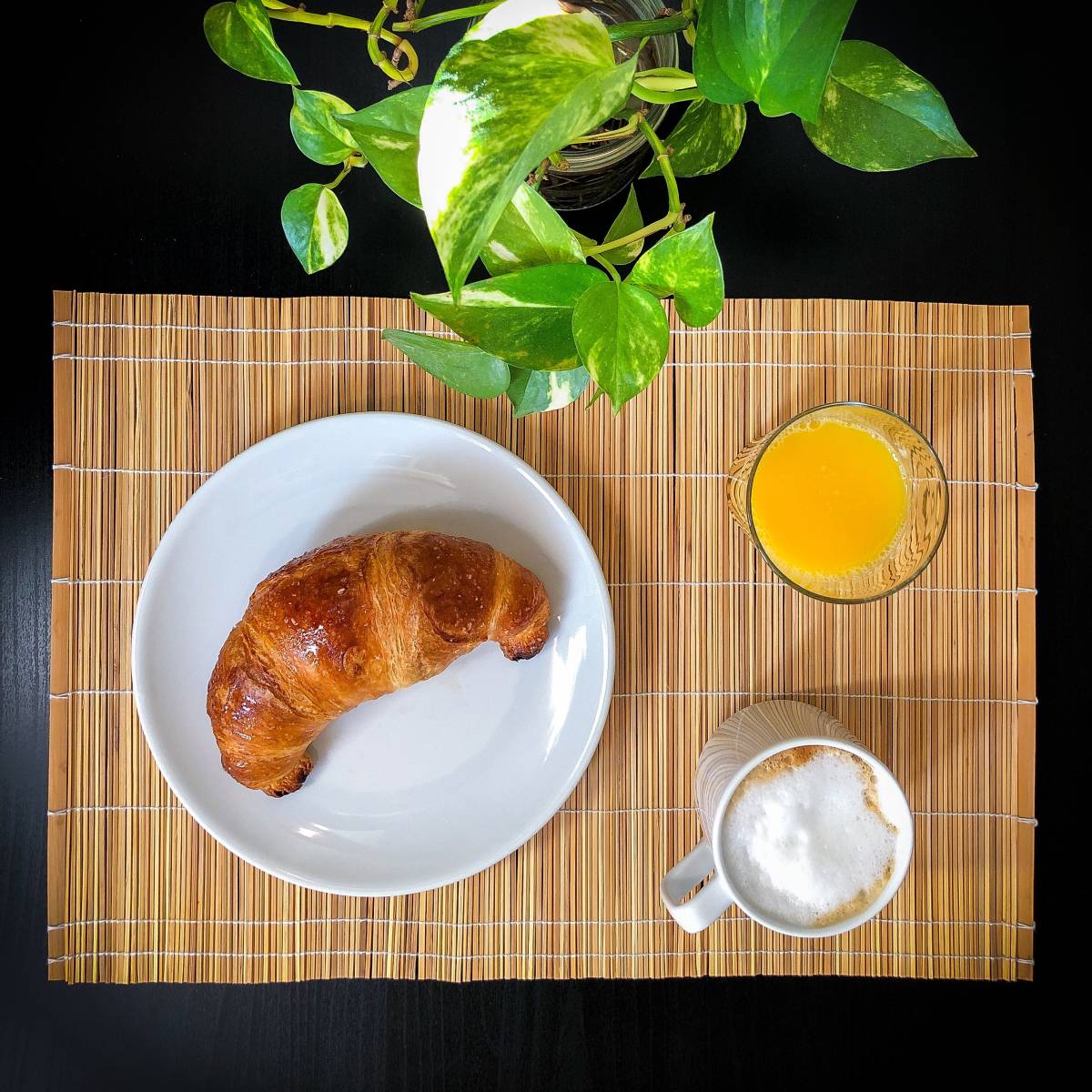 一杯咖啡与橙汁和牛角面包早餐图片免费图片
