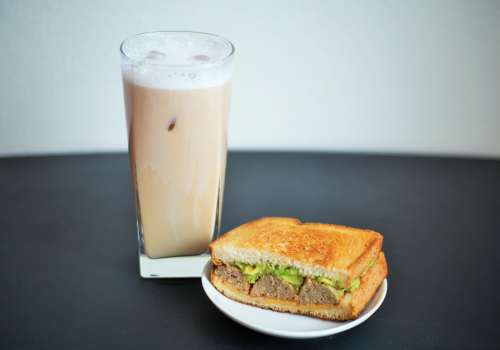 盘子里的面包与玻璃杯中的咖啡早餐图片