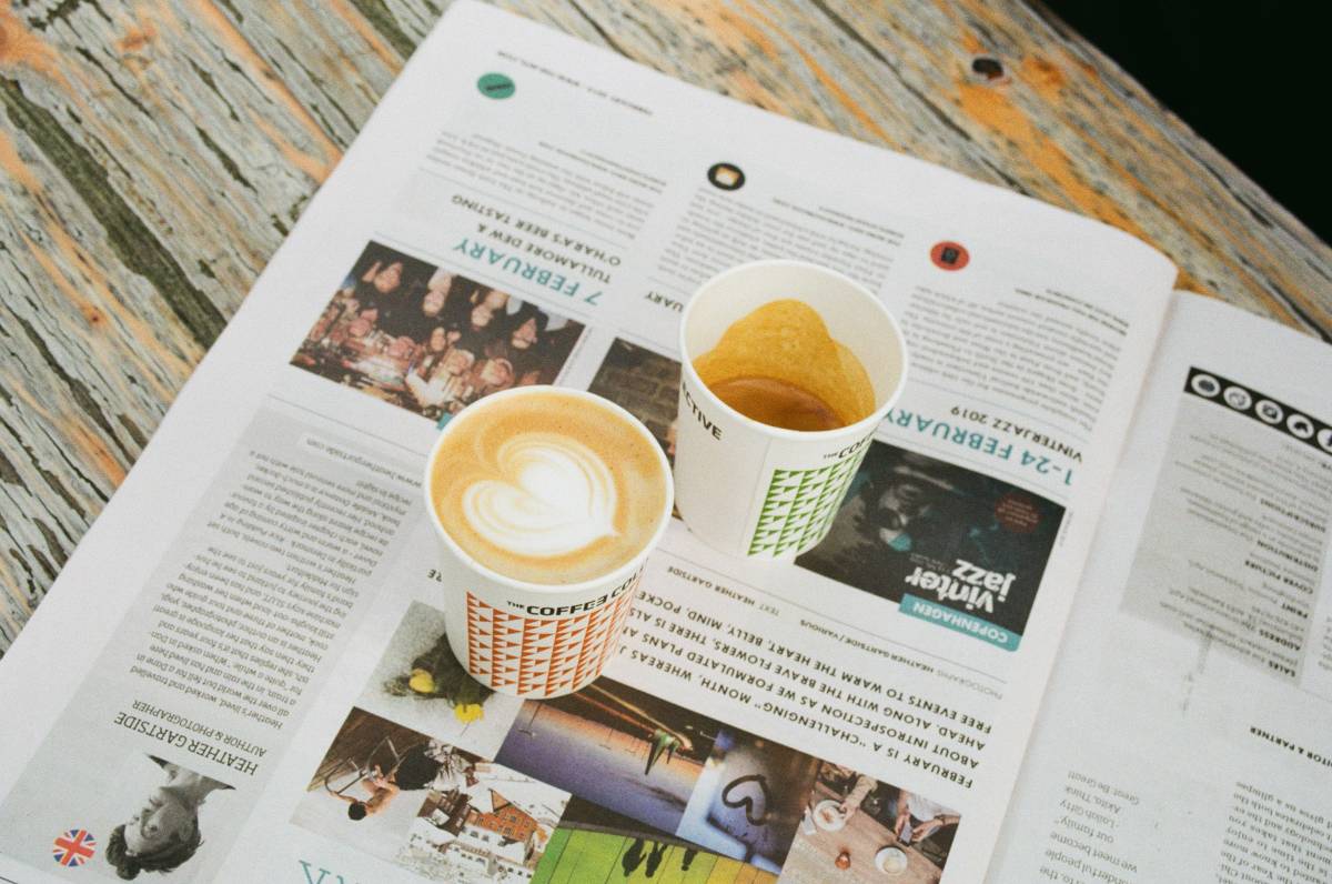 咖啡与报纸(新闻阅读)免费图片