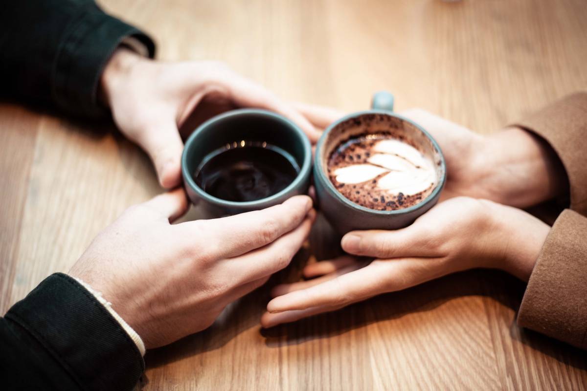 情侣咖啡碰杯的图片免费图片