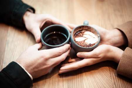 情侣咖啡碰杯的图片