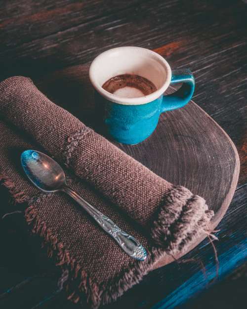 咖啡杯与不锈钢勺子图片